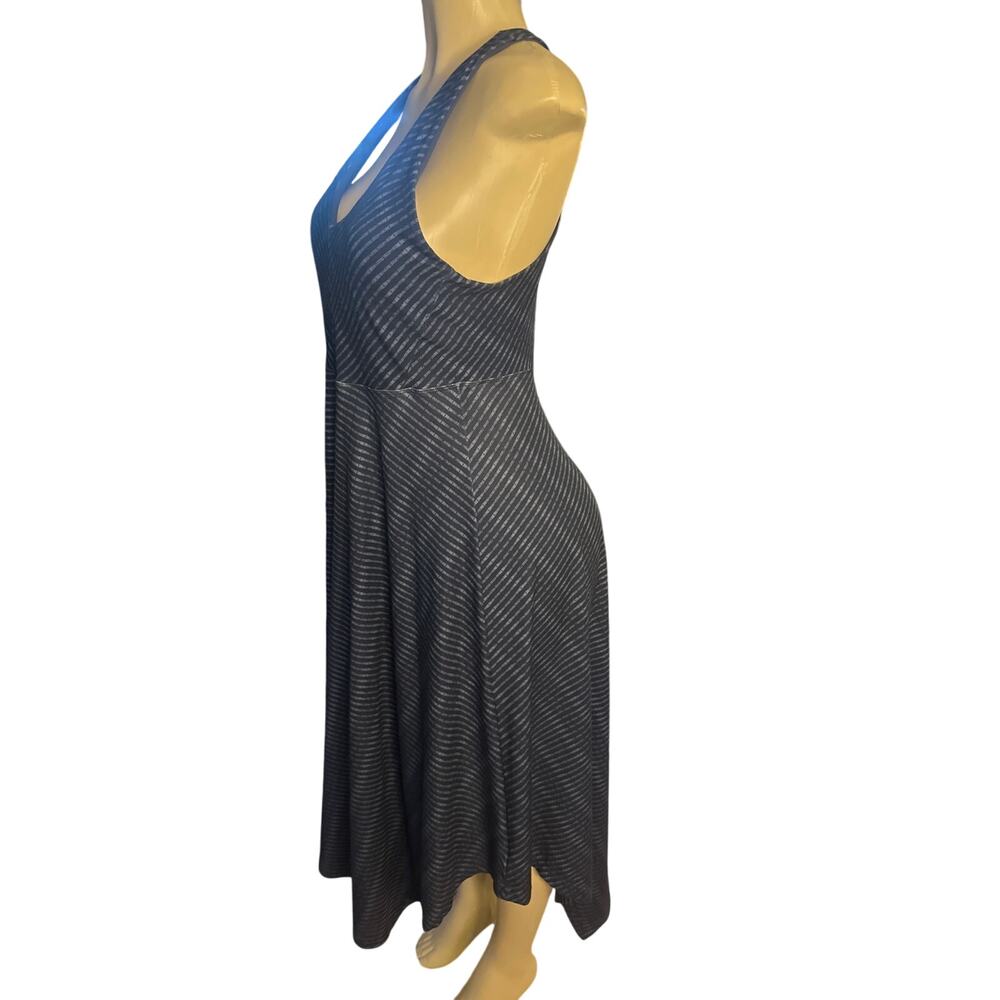 Elegant Black Sleeveless Dress - Picture 3 of 7